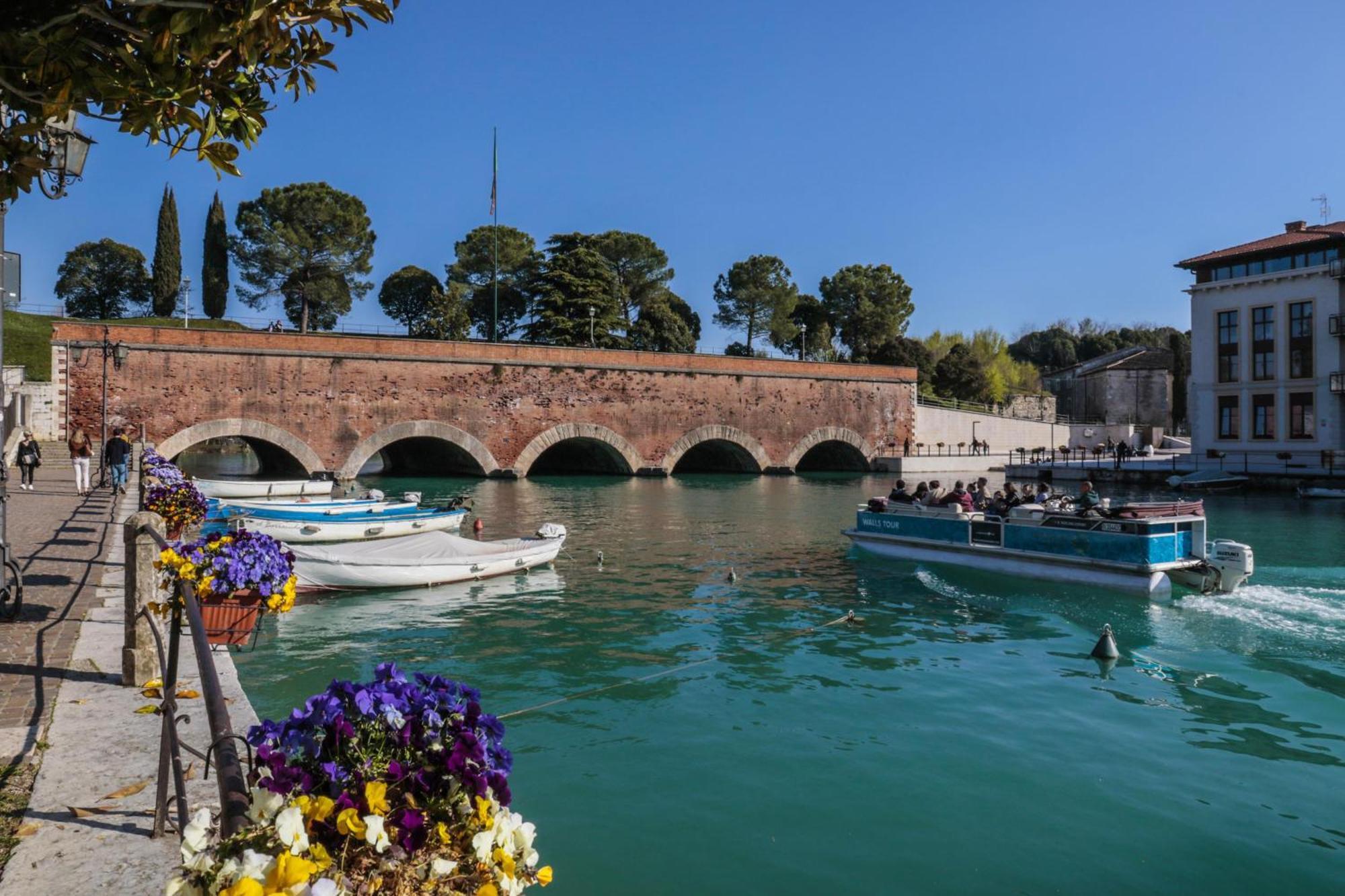 Le Finestre Sul Borgo Rooms Peschiera del Garda Exterior foto