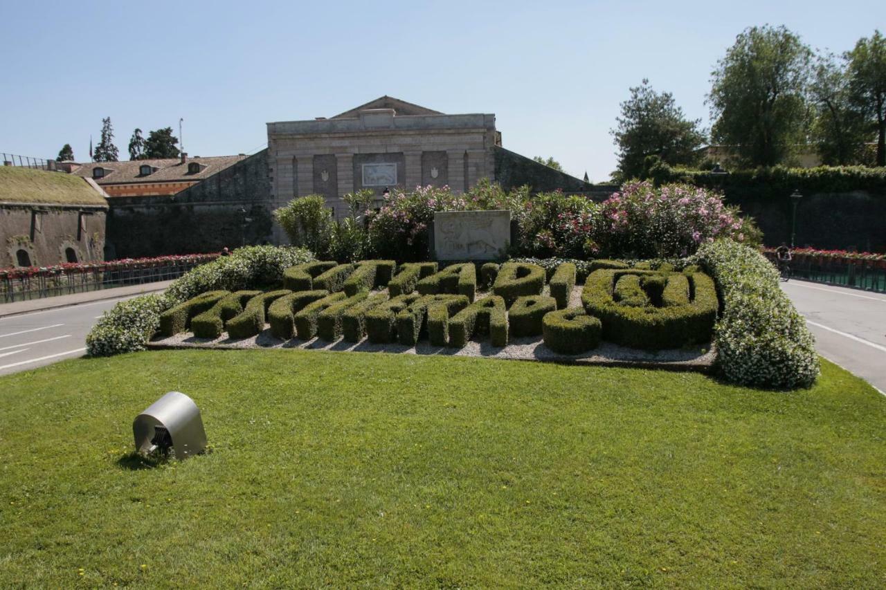 Le Finestre Sul Borgo Rooms Peschiera del Garda Exterior foto